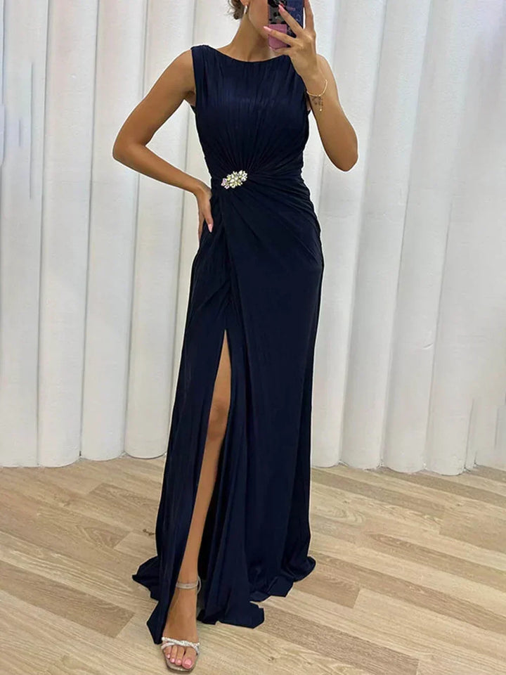 Armelle | Plissiertes Damen-Maxikleid für Hochzeitsgäste mit Schmuckdetail und Schlitz