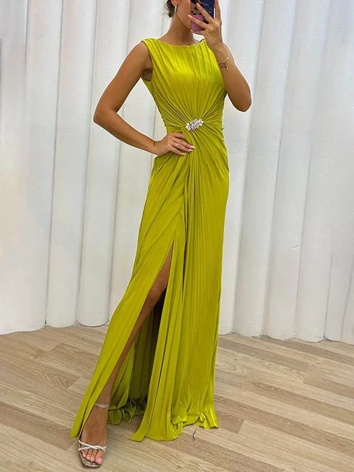 Armelle | Plissiertes Damen-Maxikleid für Hochzeitsgäste mit Schmuckdetail und Schlitz