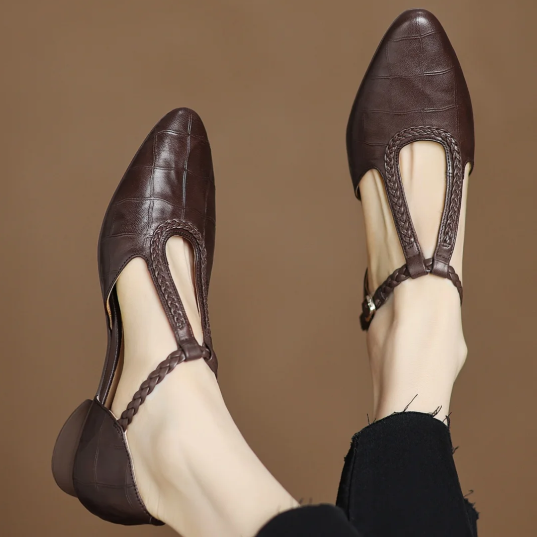 Greta – T-Steg-Schuhe in Flechtoptik