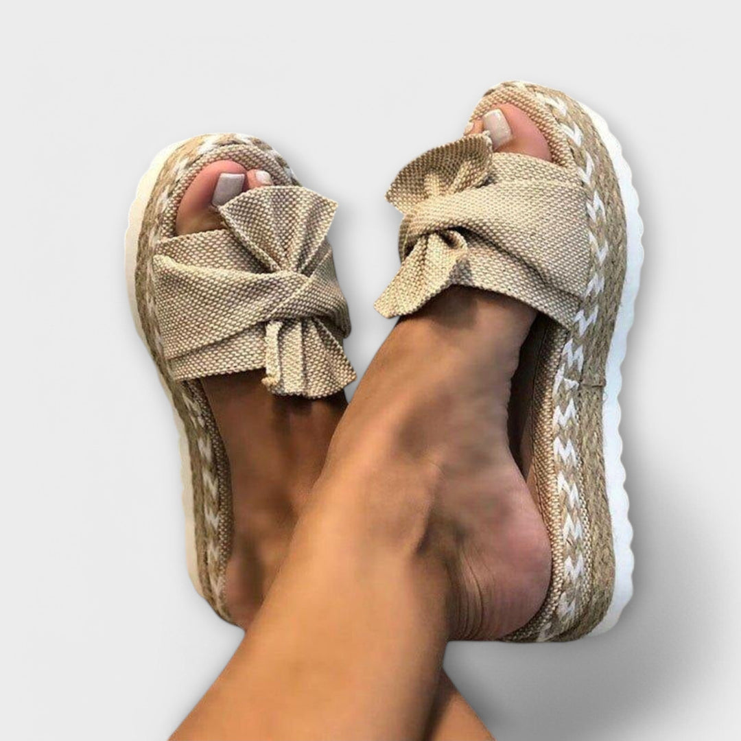 Gerlinde - Goldene Plateau-Sandalen mit Schleife