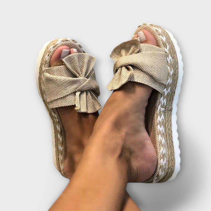 Gerlinde - Goldene Plateau-Sandalen mit Schleife