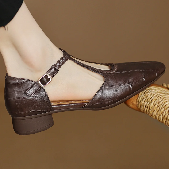 Greta – T-Steg-Schuhe in Flechtoptik