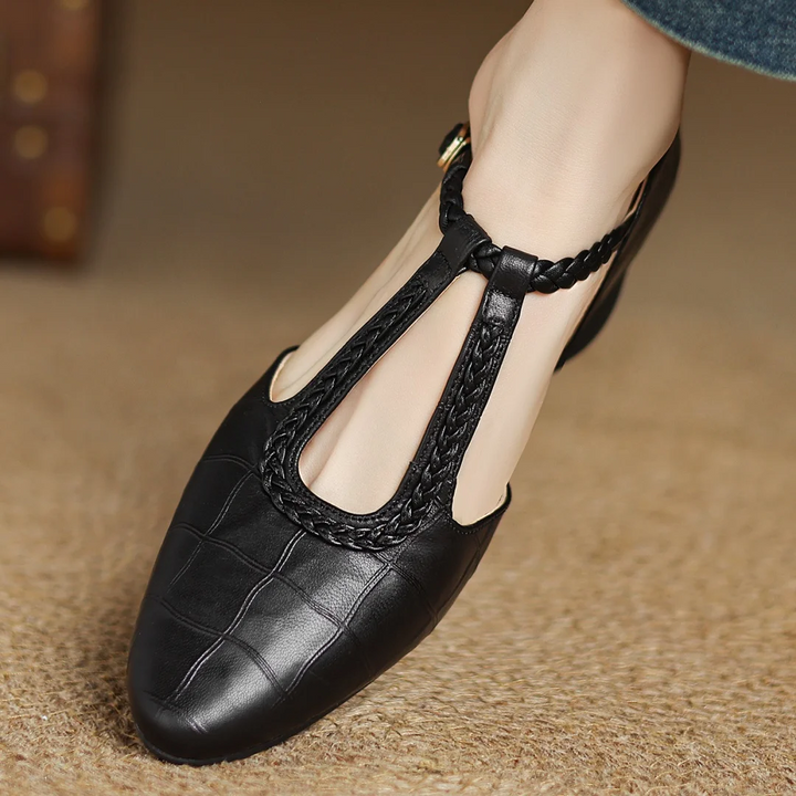 Greta – T-Steg-Schuhe in Flechtoptik