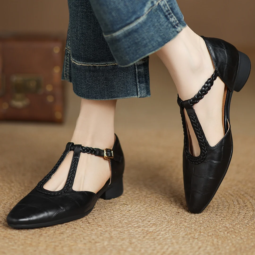 Greta – T-Steg-Schuhe in Flechtoptik