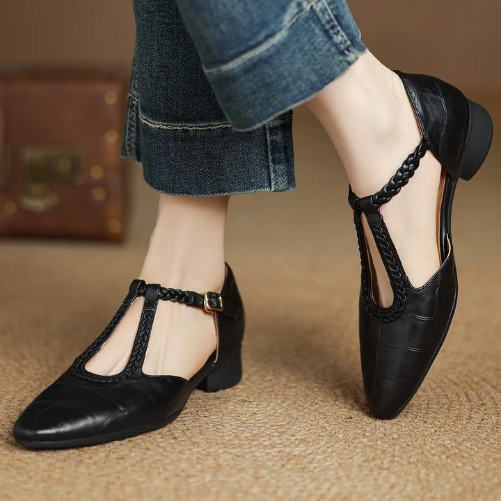 Greta – T-Steg-Schuhe in Flechtoptik