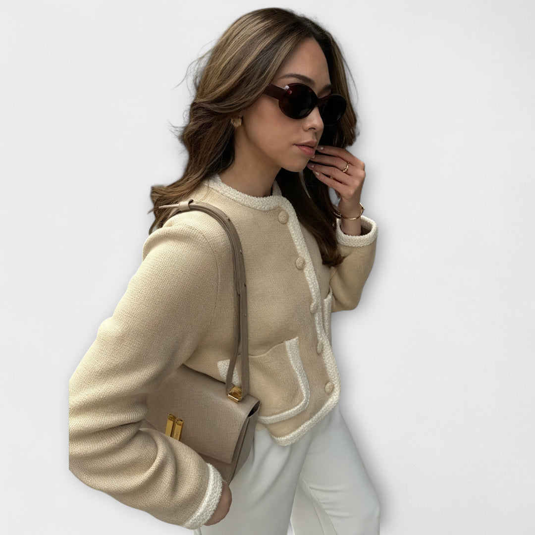 Klassische beige Jacke mit Ziertaschen