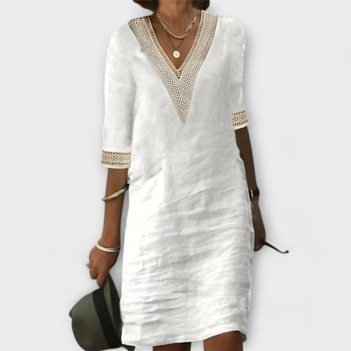 Weisses Leinenkleid mit Spitzen-V-Ausschnitt