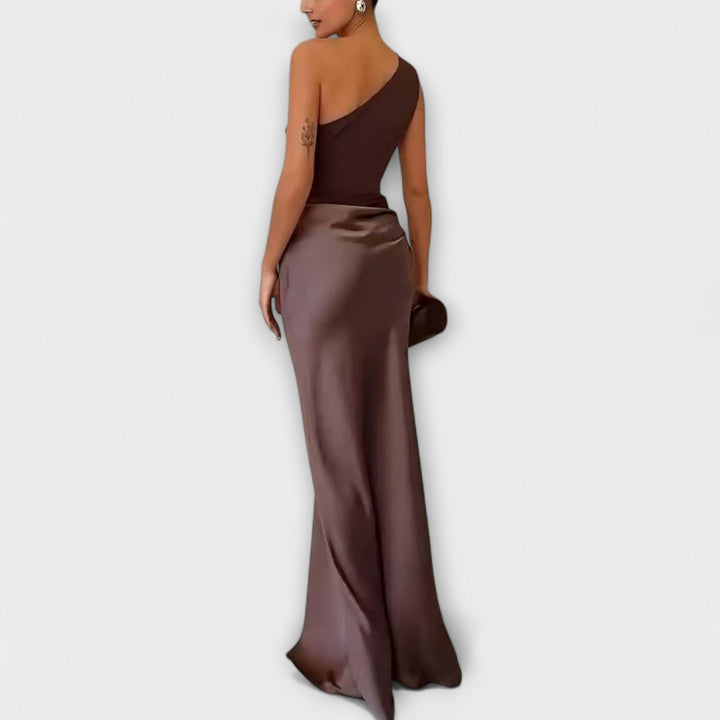 Elegantes braunes One-Shoulder-Falten-Maxikleid