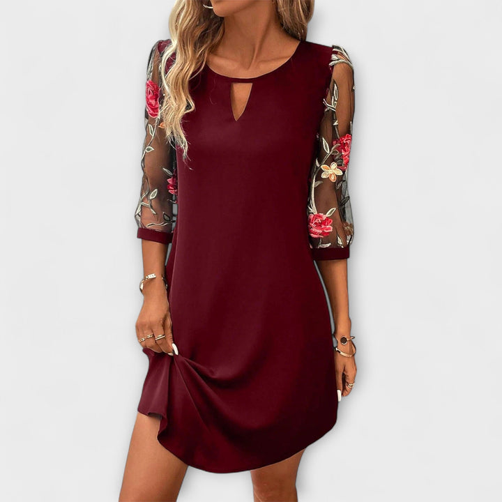 Adelajda - Bordeauxrotes Kleid mit Blütenärmeln