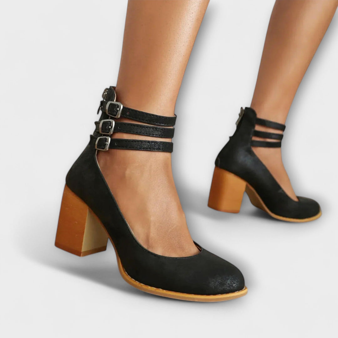 Annegret - Rote Pumps mit Riemen