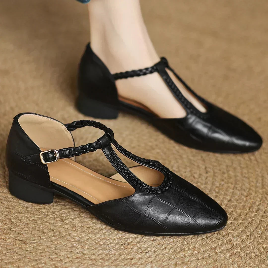 Greta – T-Steg-Schuhe in Flechtoptik