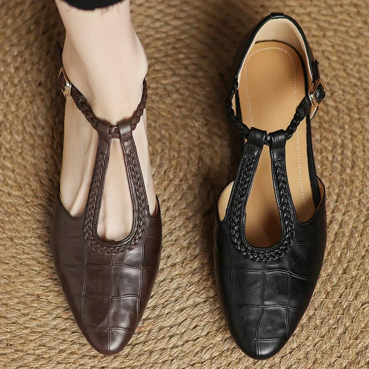 Greta – T-Steg-Schuhe in Flechtoptik