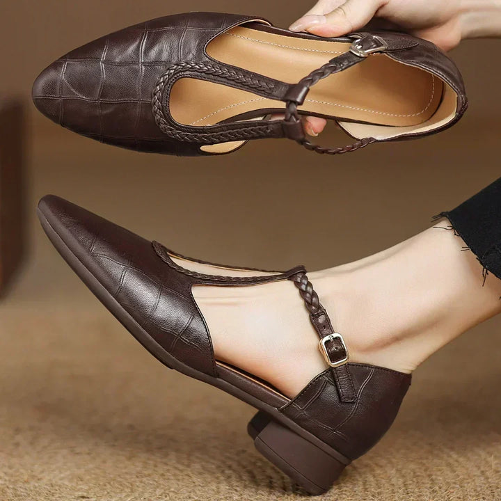 Greta – T-Steg-Schuhe in Flechtoptik