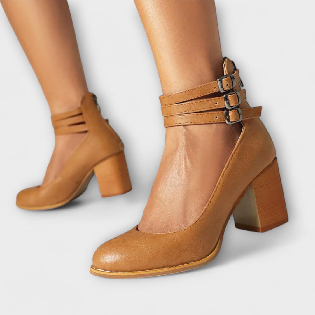 Annegret - Rote Pumps mit Riemen