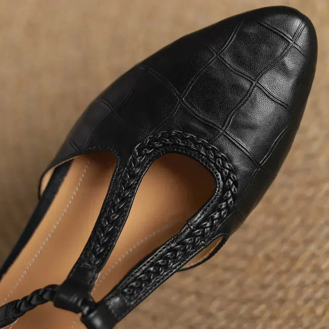 Greta – T-Steg-Schuhe in Flechtoptik
