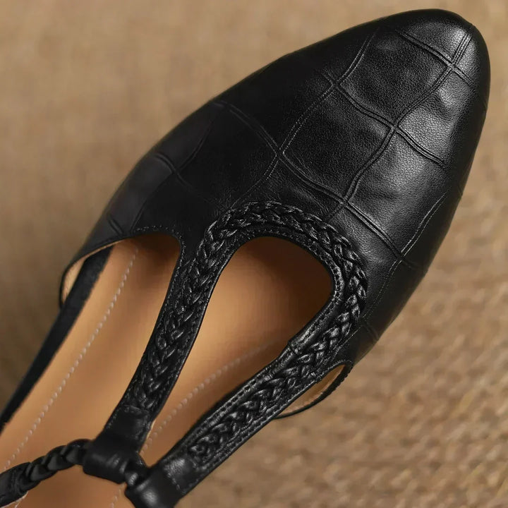 Greta – T-Steg-Schuhe in Flechtoptik