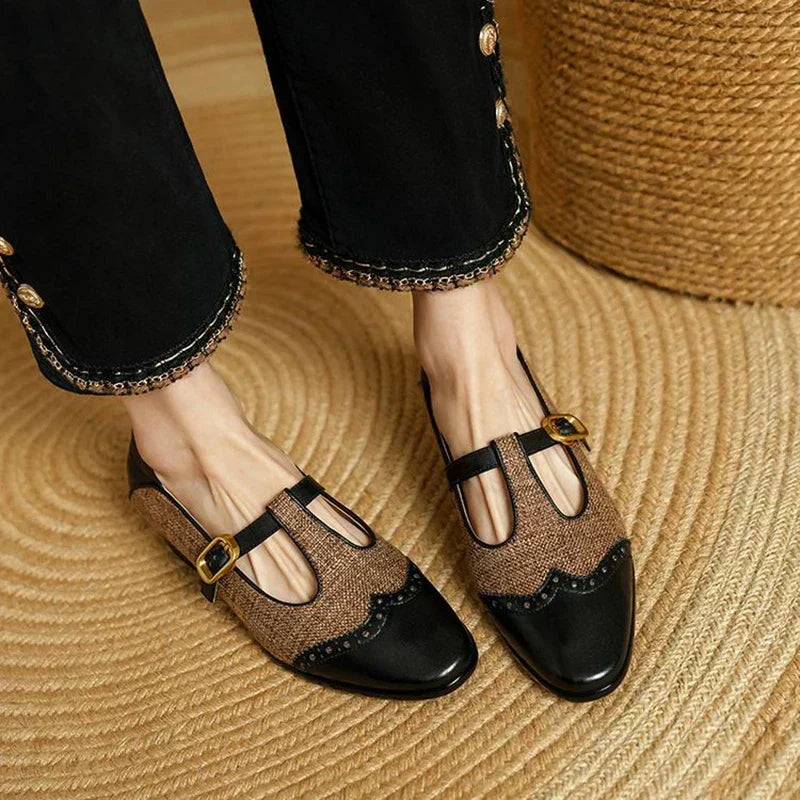 Sophie – Flache T-Steg-Schuhe mit Lochmuster