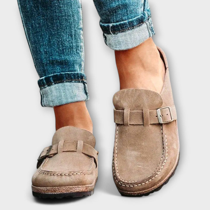 Mechthild - Lila Wildleder-Clogs mit Schnalle