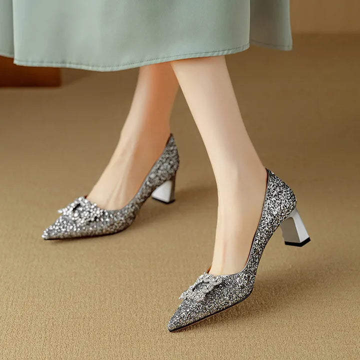 Theresa – Glitzer-Pumps mit Schmuckschnalle