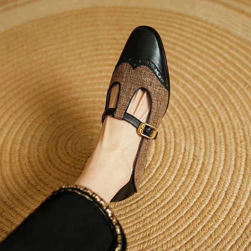 Sophie – Flache T-Steg-Schuhe mit Lochmuster