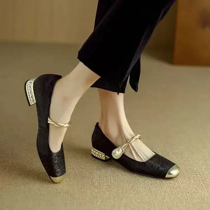 Frieda – Mary-Jane-Schuhe mit Metallkappe und Perlenschnalle
