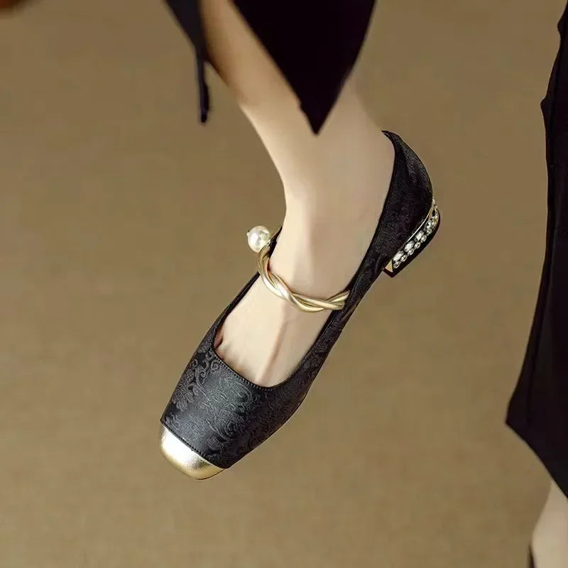 Frieda – Mary-Jane-Schuhe mit Metallkappe und Perlenschnalle