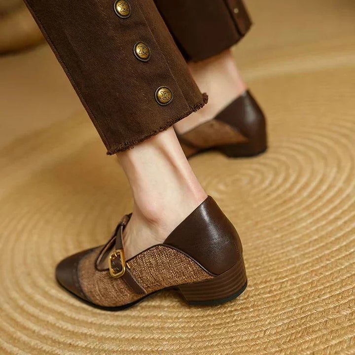Sophie – Flache T-Steg-Schuhe mit Lochmuster