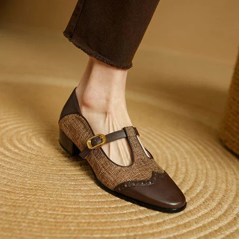 Sophie – Flache T-Steg-Schuhe mit Lochmuster