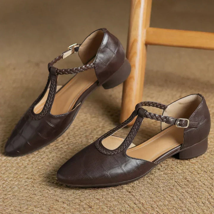 Greta – T-Steg-Schuhe in Flechtoptik