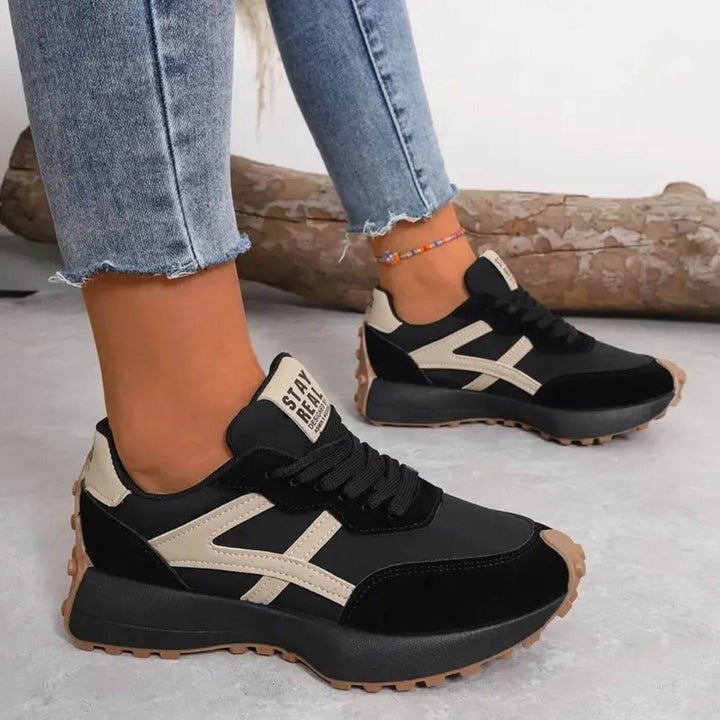 Kishori | Retro-Plateau-Sneakers mit Schnürung und Kontrasteinsätzen für Damen