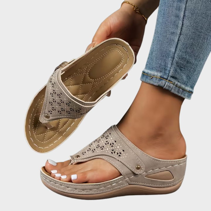 Ursula – Bequeme Zehensteg-Sandalen mit Keilabsatz