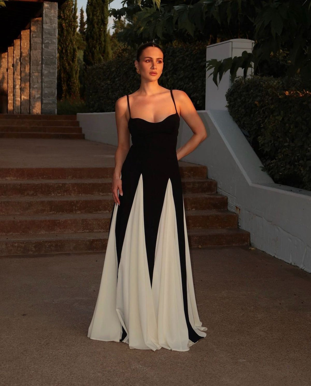 Faye | Ärmelloses Damen-Maxikleid mit V-Ausschnitt und seitlichem Stoffeinsatz für Hochzeitsgäste