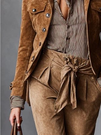 Andrea | Kurze Wildlederjacke mit Reverskragen und Knopfleiste für Damen
