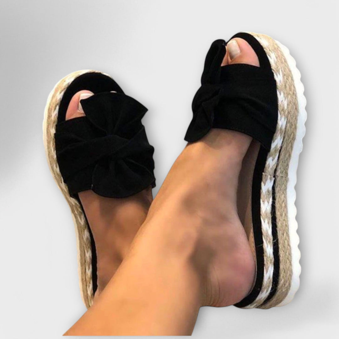 Gerlinde - Goldene Plateau-Sandalen mit Schleife