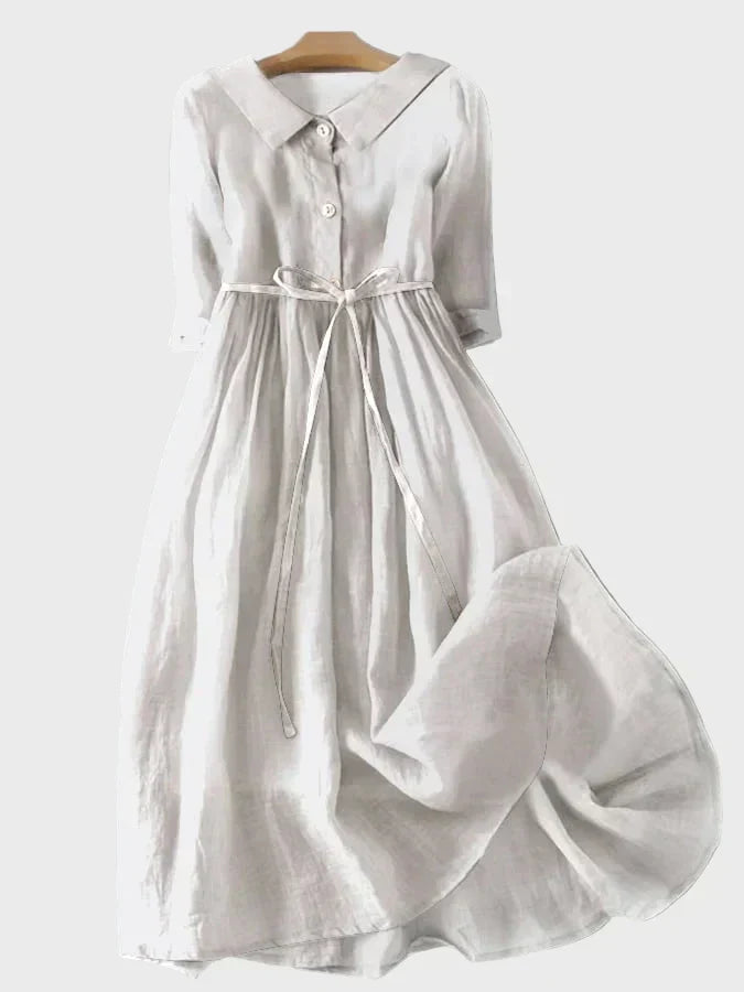 Hellblaues Kragenkleid mit Bindegürtel