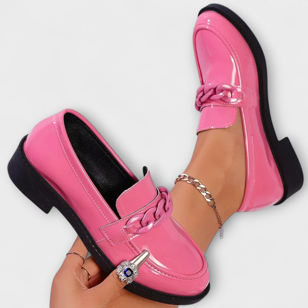 Liesel - Pinke Lack-Loafer mit Kette