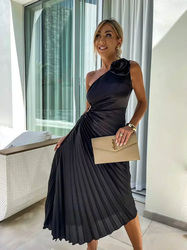 Juliette | Plissiertes One-Shoulder-Damen-Midikleid mit Stoffrose für Hochzeitsgäste