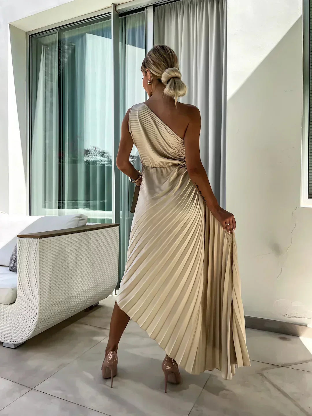 Juliette | Plissiertes One-Shoulder-Damen-Midikleid mit Stoffrose für Hochzeitsgäste