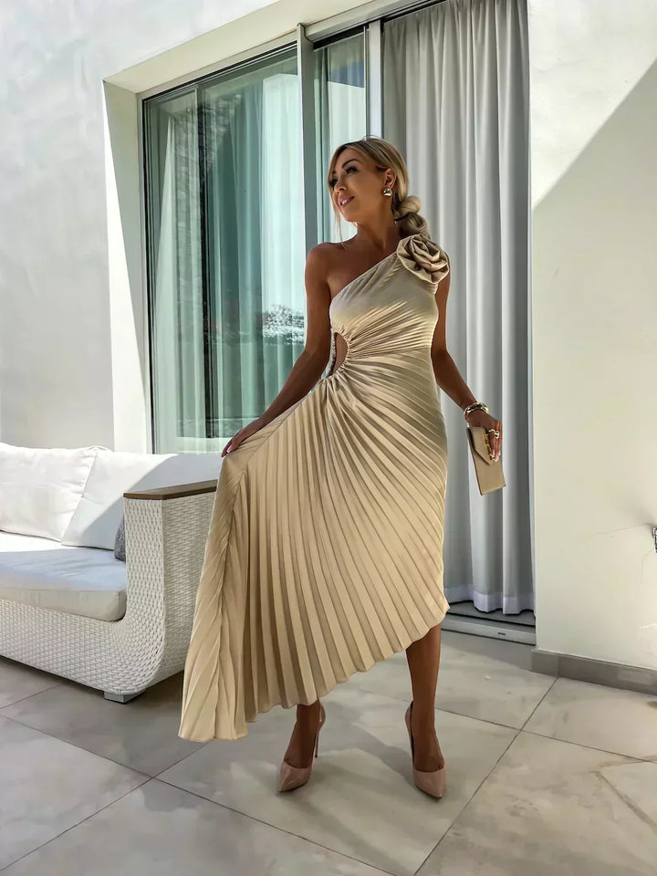 Juliette | Plissiertes One-Shoulder-Damen-Midikleid mit Stoffrose für Hochzeitsgäste
