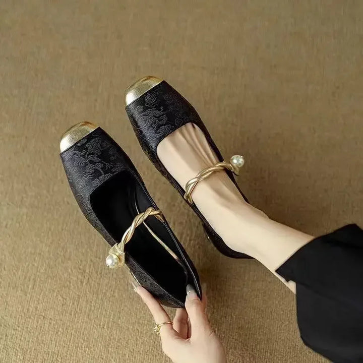 Frieda – Mary-Jane-Schuhe mit Metallkappe und Perlenschnalle