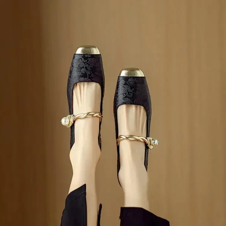 Frieda – Mary-Jane-Schuhe mit Metallkappe und Perlenschnalle