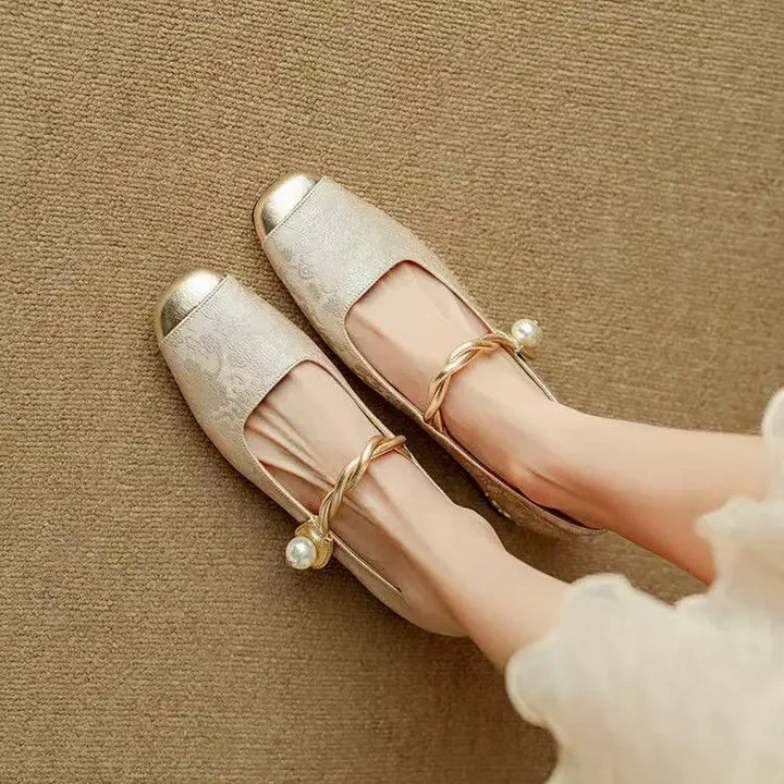 Frieda – Mary-Jane-Schuhe mit Metallkappe und Perlenschnalle