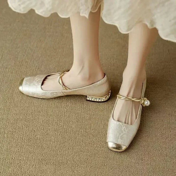 Frieda – Mary-Jane-Schuhe mit Metallkappe und Perlenschnalle
