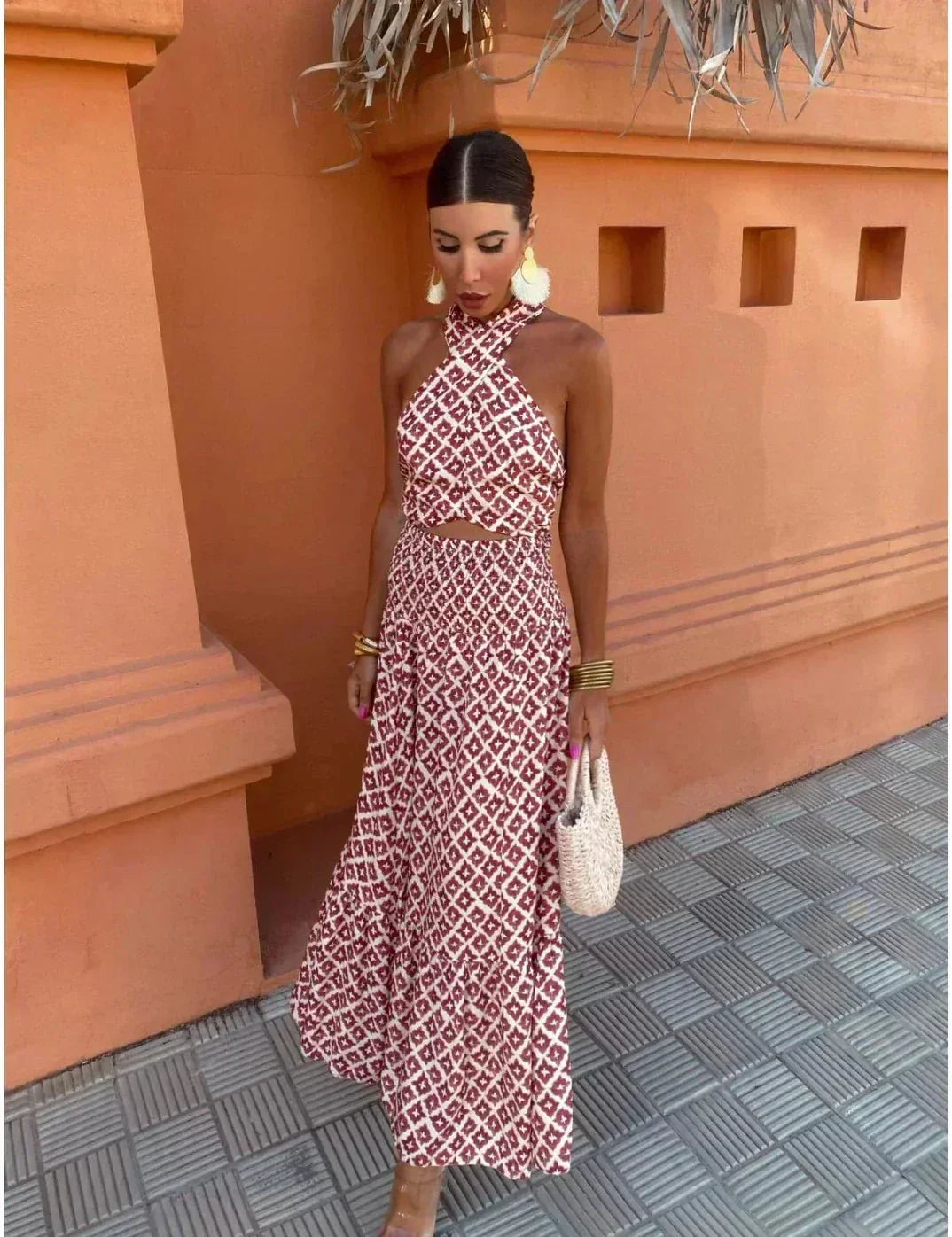 Cleo | Damen-Neckholder-Midikleid mit Cut-out und geometrischem Muster für Hochzeitsgäste