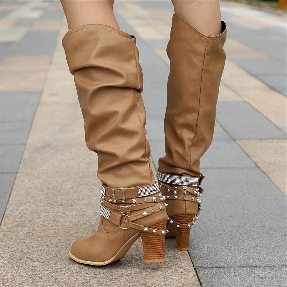 Seraphine | Kniehohe Slouch-Stiefel mit Blockabsatz und Nietenriemen für Damen