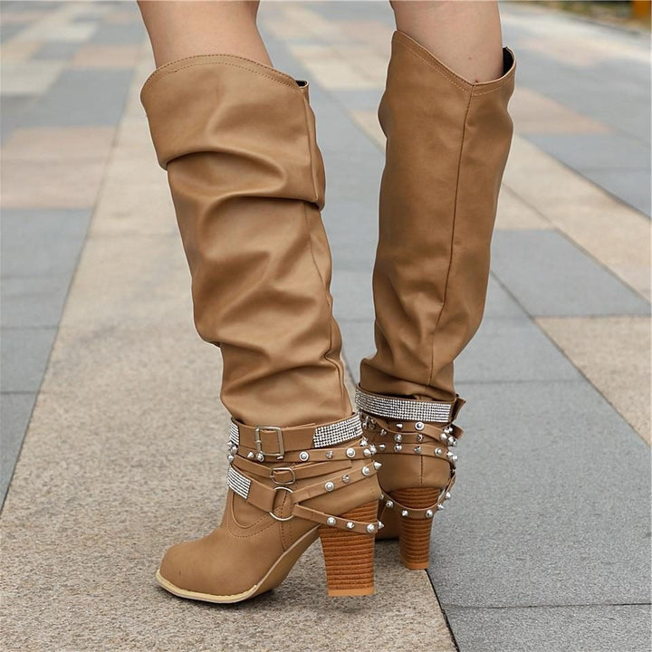 Seraphine | Kniehohe Slouch-Stiefel mit Blockabsatz und Nietenriemen für Damen