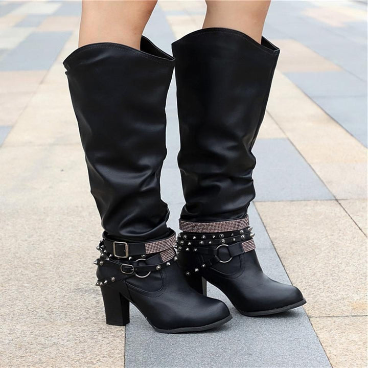 Seraphine | Kniehohe Slouch-Stiefel mit Blockabsatz und Nietenriemen für Damen