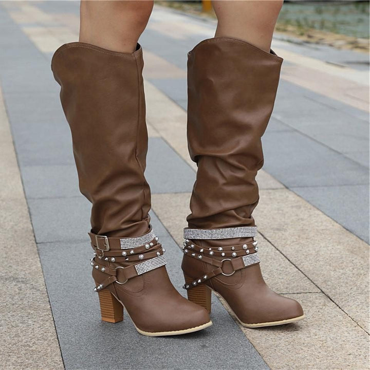 Seraphine | Kniehohe Slouch-Stiefel mit Blockabsatz und Nietenriemen für Damen