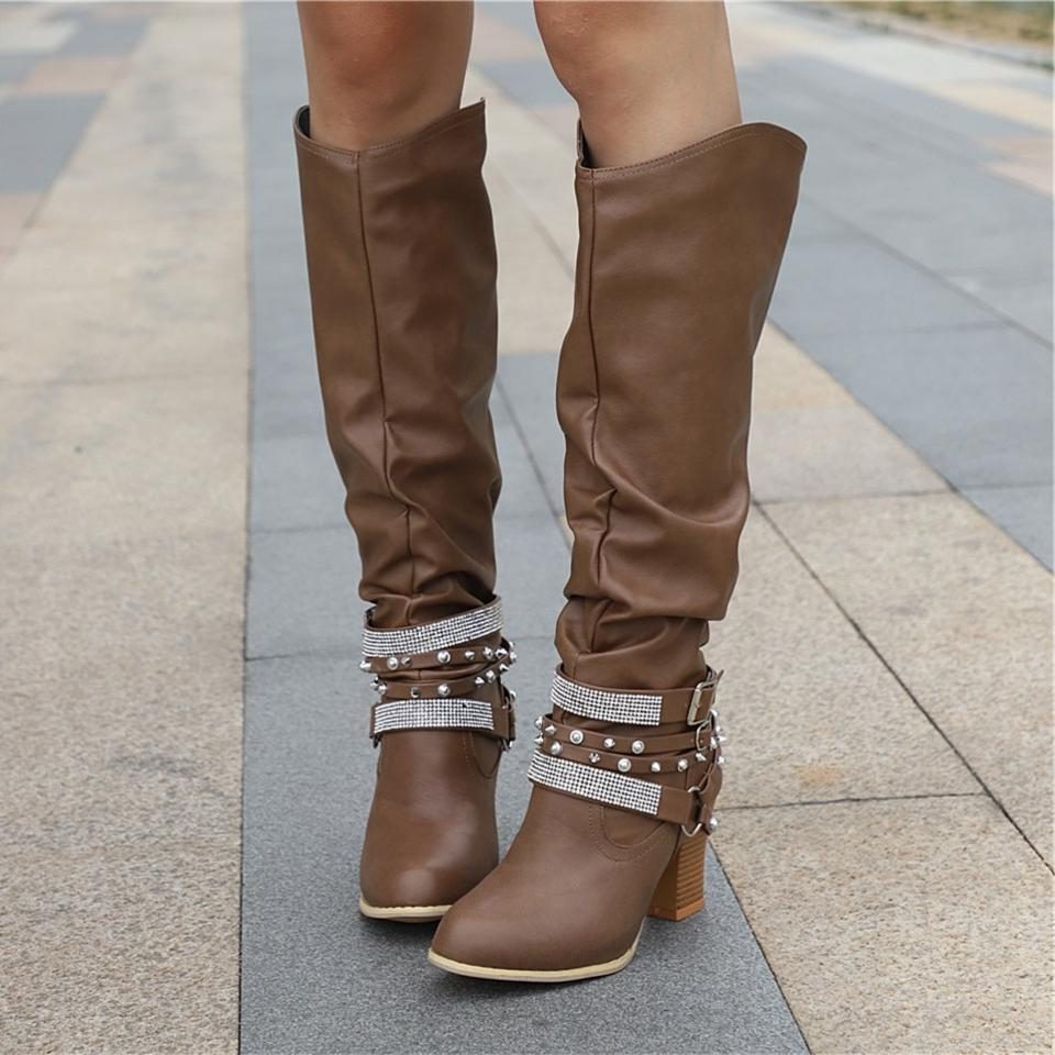 Seraphine | Kniehohe Slouch-Stiefel mit Blockabsatz und Nietenriemen für Damen