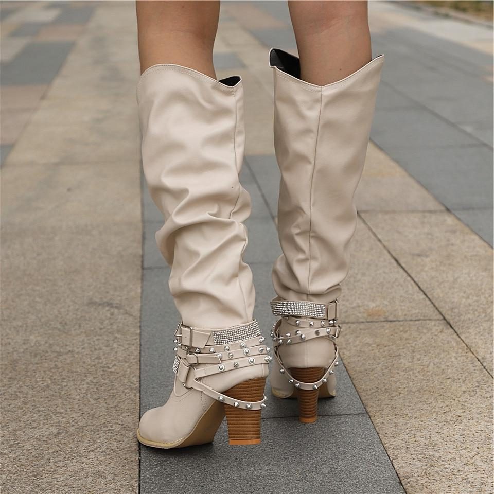 Seraphine | Kniehohe Slouch-Stiefel mit Blockabsatz und Nietenriemen für Damen